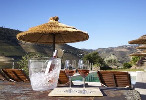 Seasonal outdoor pool, pool umbrellas, sun loungers - Quinta da Marka (Sabrosa)