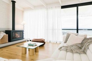 Smart TV, fireplace - Reef House: Pool, Beachfront, Near Wineries (Aldinga Beach)