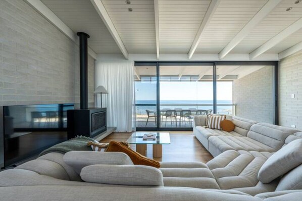 Smart TV, fireplace - Reef House: Pool, Beachfront, Near Wineries (Aldinga Beach)