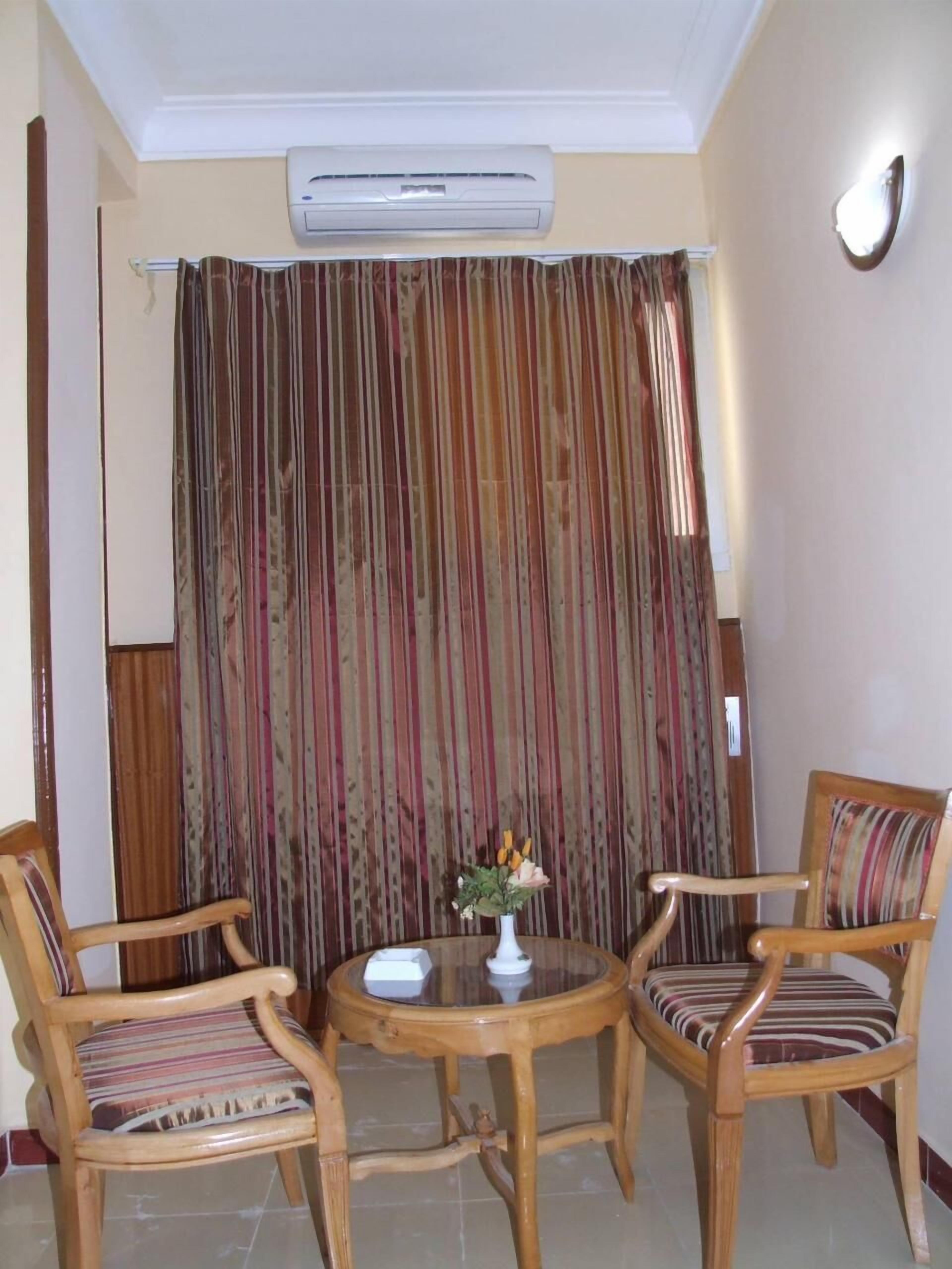 1 bedroom, egyptian cotton sheets, premium bedding, memory-foam beds