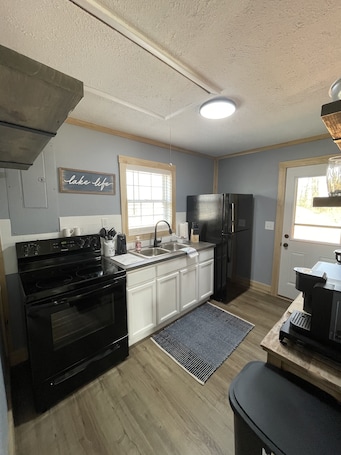 Microwave, oven, stovetop, paper towels. Newly renovated near Rowena, Grider and Wolf Creek Dam