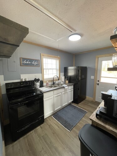 Newly renovated near Rowena, Grider and Wolf Creek Dam