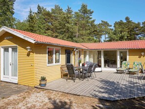 House | Outdoor dining - 6 Person Holiday Home in Aakirkeby (Akirkeby)