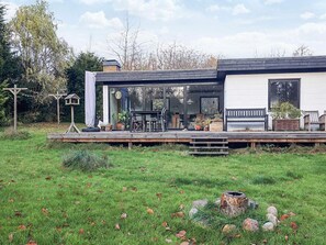 A modern house with a deck, outdoor seating, and potted plants. - 5 Person Holiday Home in Gilleleje (Gilleleje)