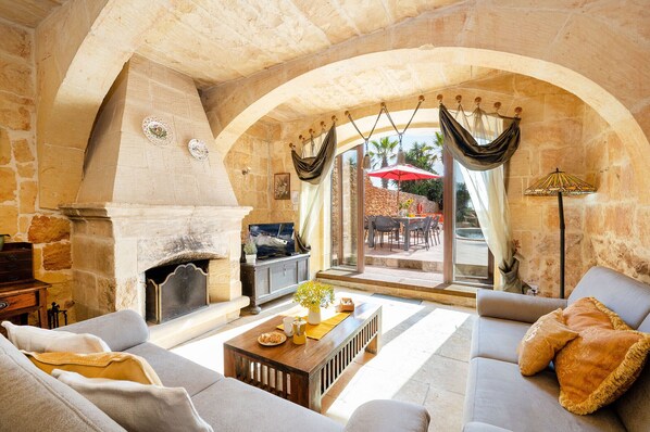 TV, fireplace - La Rustica Holiday Home (Ix-Xagħra)