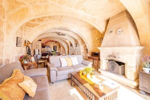 TV, fireplace - La Rustica Holiday Home (Ix-Xagħra)