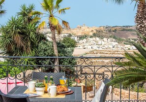 Outdoor dining - La Rustica Holiday Home (Ix-Xagħra)