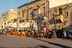 تناول الطعام بالخارج