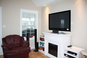 TV, fireplace, DVD player, stereo - Beautiful 4 bedroom Home Overlook Brigus Harbour (Brigus)