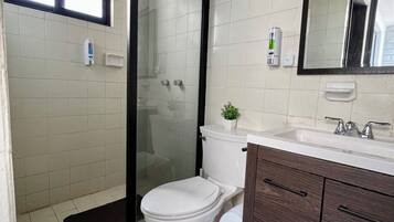 Een haardroger, handdoeken, zeep, shampoo