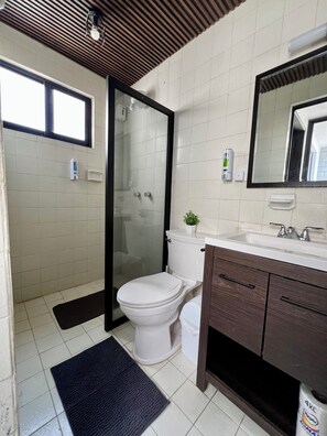 Een haardroger, handdoeken, zeep, shampoo