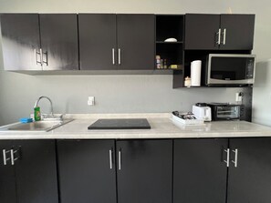 Een koelkast, een magnetron, een oven, een kookplaat