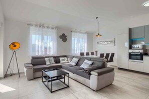 TV - Holiday apartment with shared pool (Medulin)