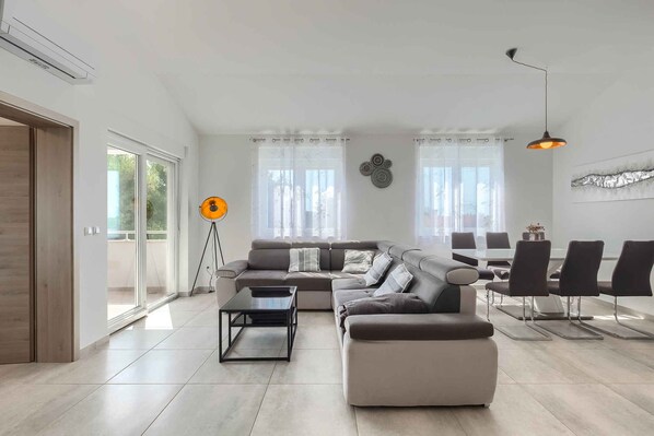 TV - Holiday apartment with shared pool (Medulin)