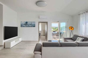 TV - Holiday apartment with shared pool (Medulin)