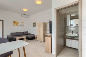 TV - Studio with communal pool and air conditioning (Medulin)