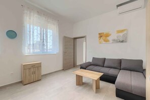 TV - Studio with communal pool and air conditioning (Medulin)