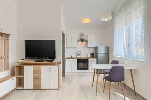 Fridge, oven, stovetop, coffee/tea maker