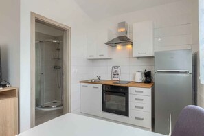Fridge, oven, stovetop, coffee/tea maker - Studio with communal pool and air conditioning (Medulin)