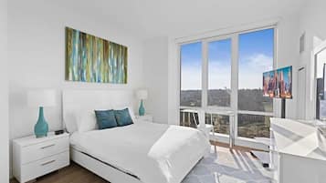 2 habitaciones, escritorio y tabla de planchar con plancha