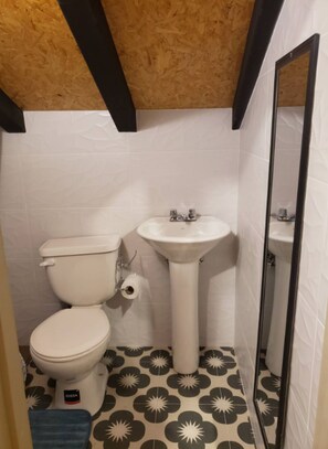 Bathroom - Villa full of life and color, with indoor fireplace (Azuay)
