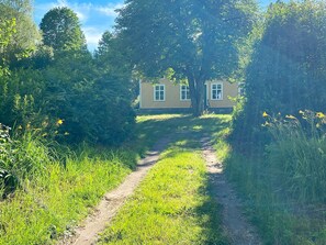 A path leading to a house surrounded by greenery. - 4 Star Holiday Home in Sandhem (Sandhem)