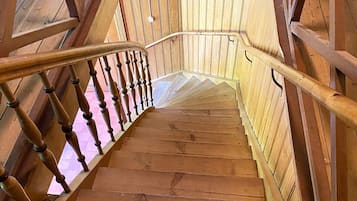 Una escalera de madera con barandilla y balaustres.