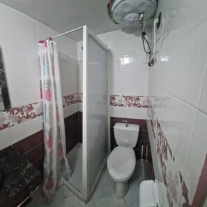 Haartrockner, Handtücher, Shampoo, Toilettenpapier