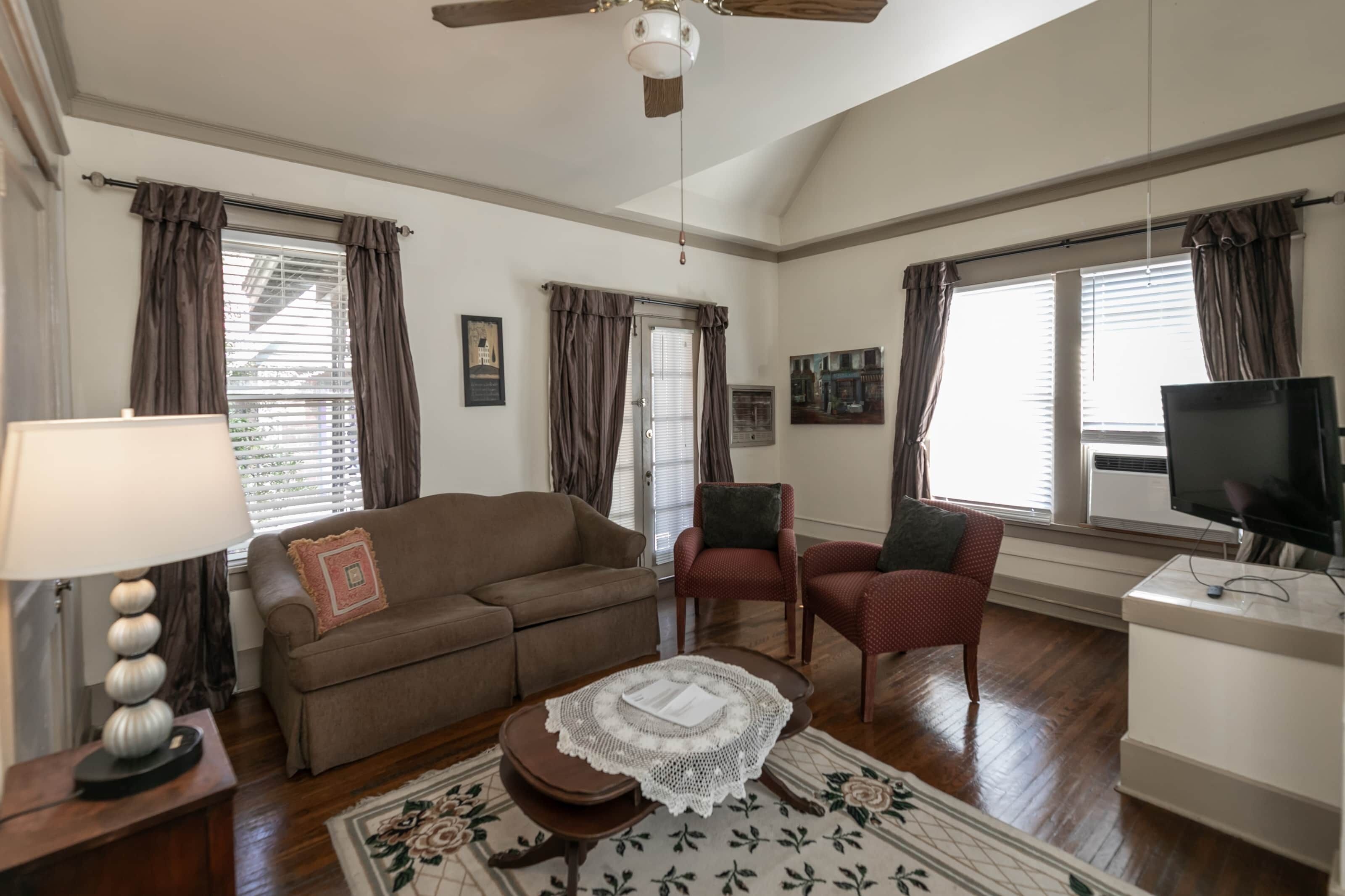 Upper Queen loft 1 Bedroom