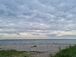 Une plage sous un ciel nuageux.
