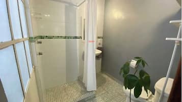 Dusche, Haartrockner, HandtĂŒcher, Seife