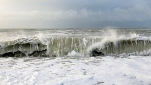 Ein Strand mit brechenden Wellen.