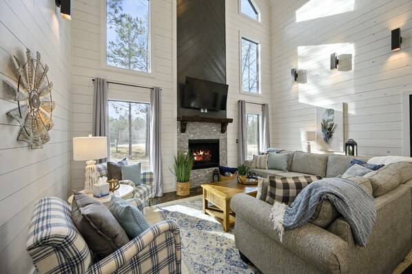 スマートテレビ、暖炉、テーブルサッカー台