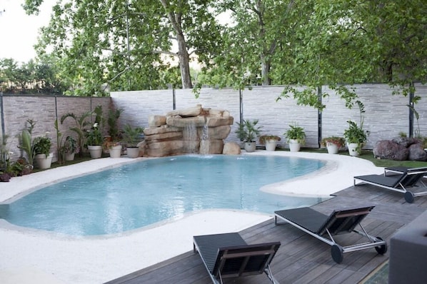 Kolam renang outdoor