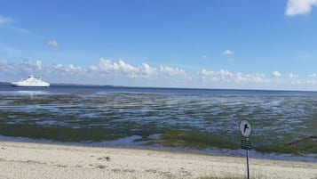 Ein Strand mit einem Schild, das ein Vogelschutzgebiet kennzeichnet.