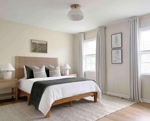 5 bedrooms, iron/ironing board, free WiFi, bed sheets - Savannah pet-friendly house near beach & downtown (Savannah)