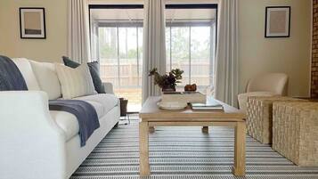 TV connectée, livres, espaces bureaux