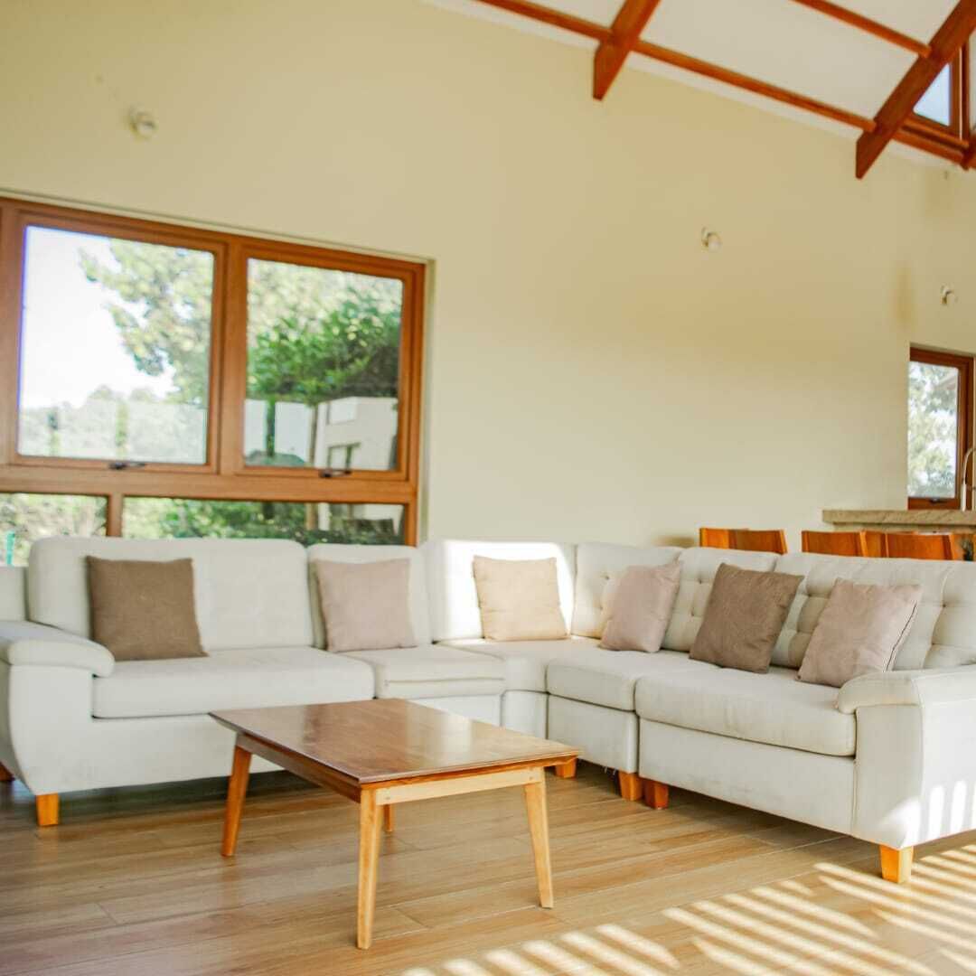 Televisión y oficina 