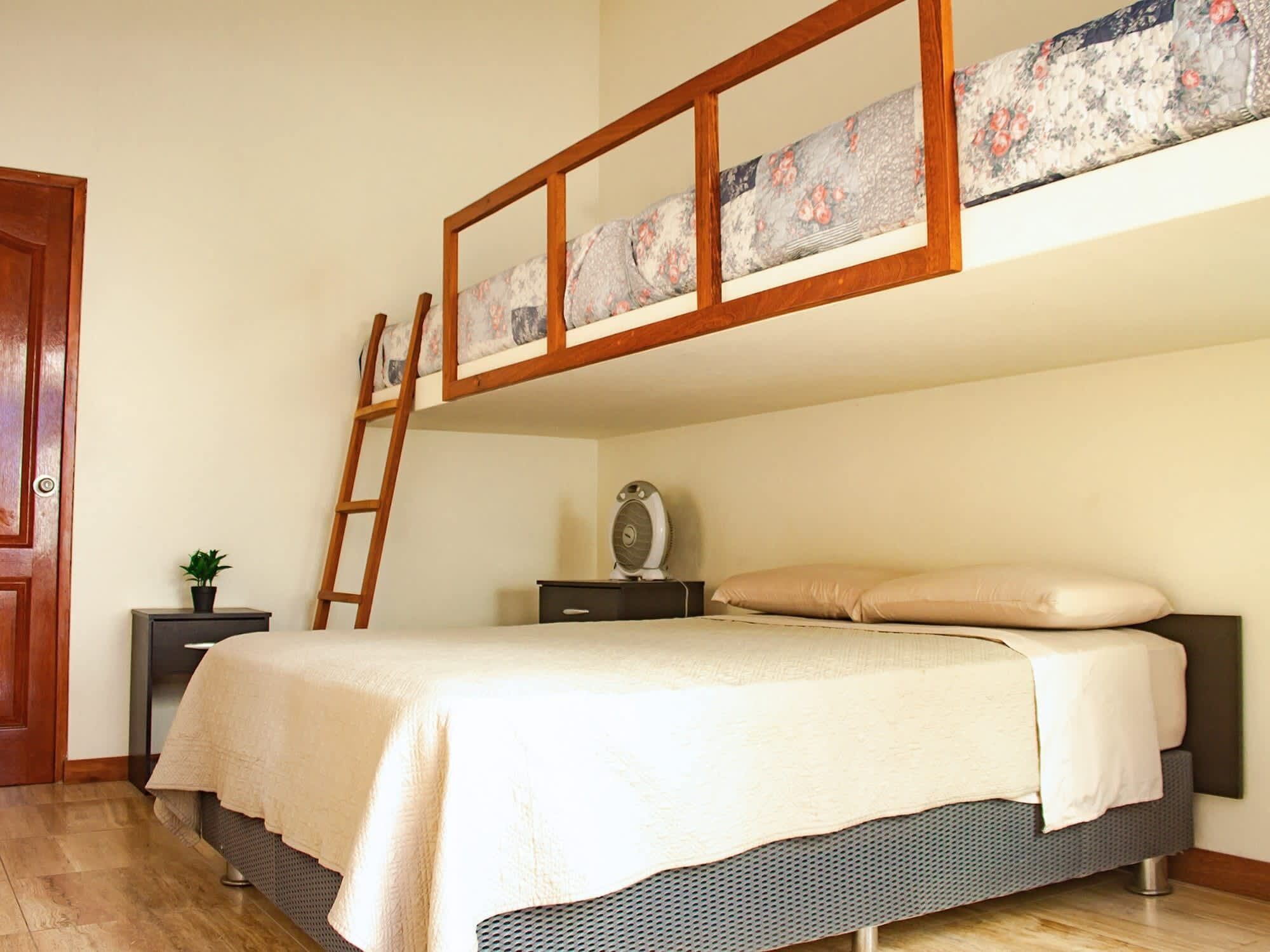 8 dormitorios, tabla de planchar con plancha, wifi y ropa de cama