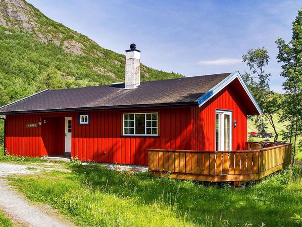 A red wooden cabin with a chimney, a porch, and a door labeled "MYRBU". - 7 Person Holiday Home in Hemsedal (Hemsedal)