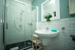 Doccia, asciugacapelli, bidet, asciugamani