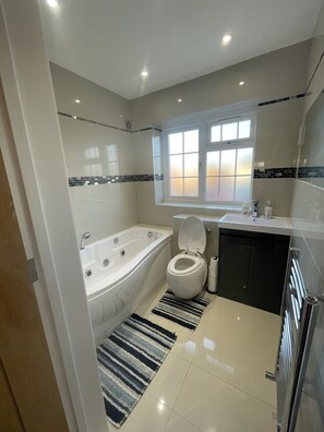 Dusche, Whirlpool, Handtücher, Seife