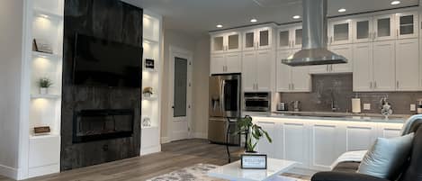 Kühlschrank, Mikrowelle, Ofen, Herdplatte