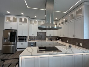 Fridge, microwave, oven, stovetop - New Modern Home in Bellevue (Bellevue)