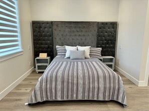 2 عدّة غرف نوم ومكواة/لوح كي وواي فاي مجانًا وملاءات أسرّة