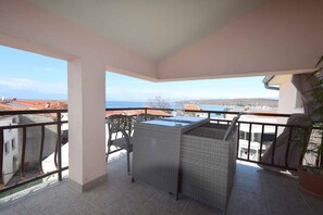 Outdoor dining - Holiday apartment in attic with sea view (Njivice)