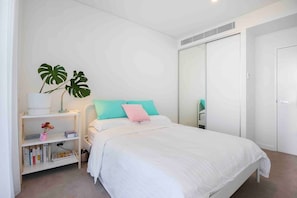 1 bedroom, desk, WiFi - Modern Home in Erskineville & Free Parking (Erskineville)