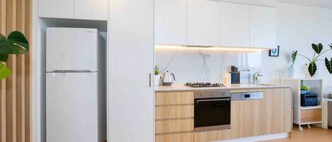 Oven, dishwasher, cookware/dishes/utensils