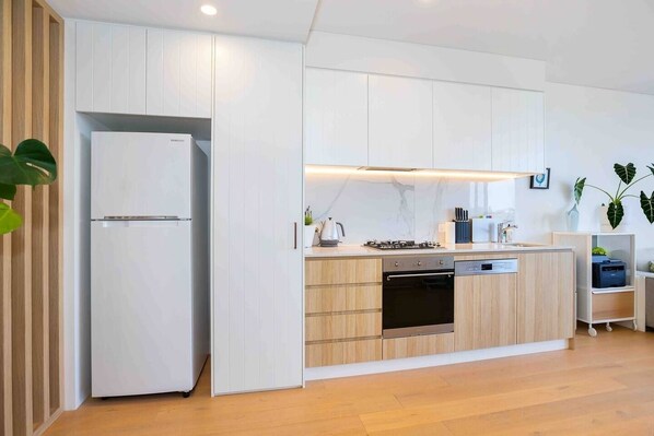Oven, dishwasher, cookware/dishes/utensils