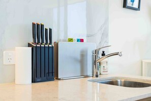 Oven, dishwasher, cookware/dishes/utensils